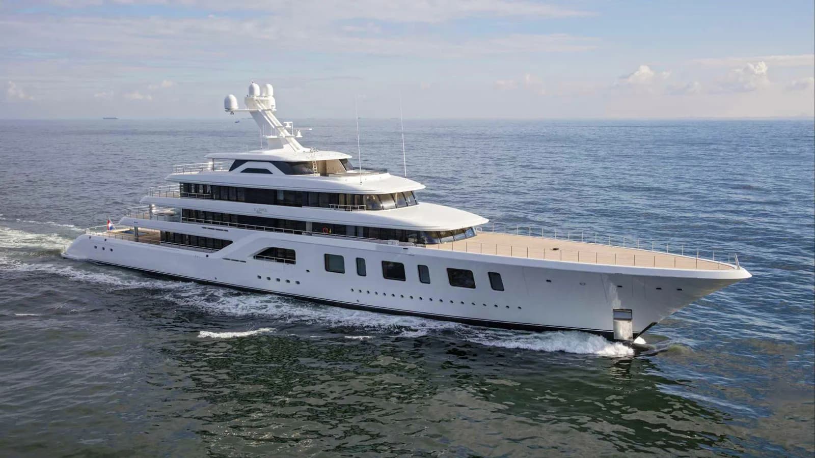 Aquarius: Sinot's Serene Feadship Design